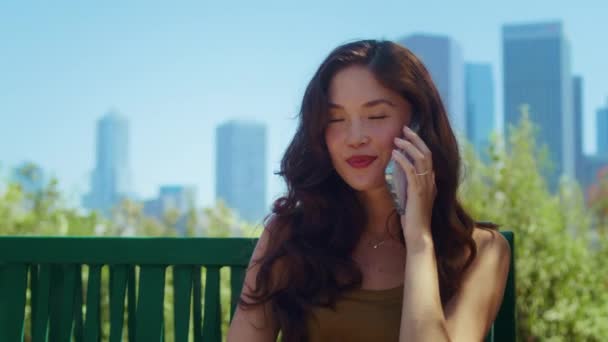 Feliz mujer llamando al teléfono en el parque de cerca. asiático chica uso gadget en la naturaleza. — Vídeos de Stock