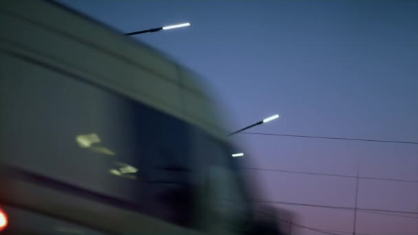 Faroles de calle iluminando el camino de la ciudad púrpura hora de la noche. Ahorro de energía lámparas. — Vídeos de Stock