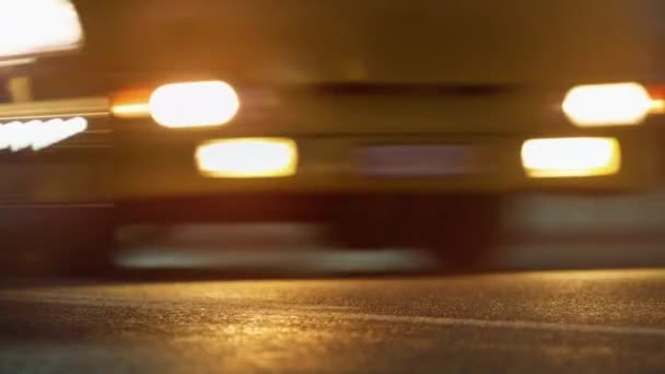 Автомобілі, що керують міським шосе в вечірній час крупним планом. Швидкісні транспортні засоби, що рухаються дорогою . — стокове відео
