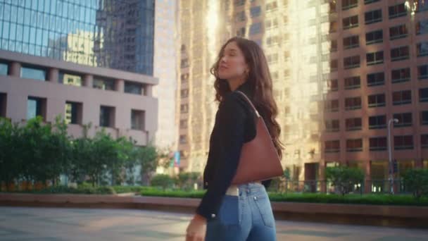 Aziatische vrouw op straat achteraanzicht. Lady kijken rond hoge stedelijke gebouwen. — Stockvideo