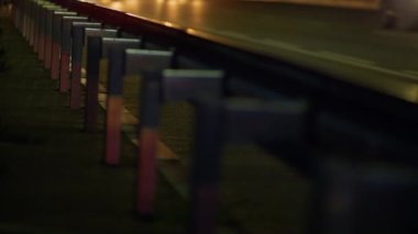 Gece kenti karayolu bariyerleri kaldırım kenarına kurulmuş..