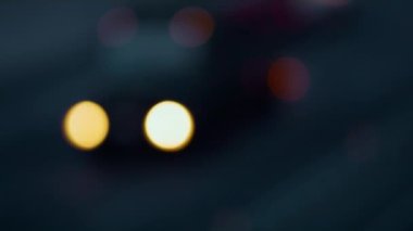 Bulanık araba farları gece Bokeh etkisi yapıyor. Şehir trafiği