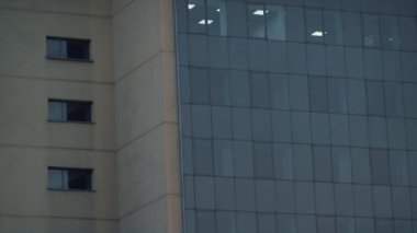Gün batımında ofis camları dış yüzeyde. Çatıda metalik yapı anteni.