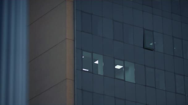 Drone disparó a las ventanas de la oficina en el centro. Empresa que trabaja hasta tarde — Vídeos de Stock