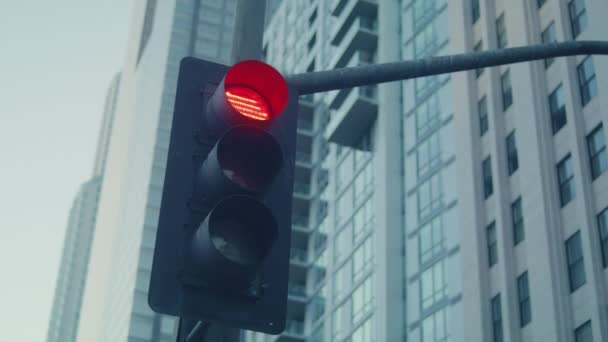 Verkeerslichtverandering van kleur op kruispunt grote stad. Straatlantaarn op weg close-up — Stockvideo