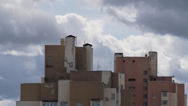 Architecture de bâtiment soviétique sur faible soleil morne jour drone coup de feu. Changement climatique. — Video