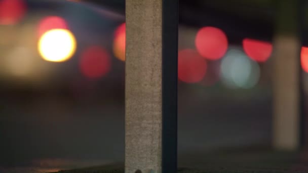 Estrada da cidade escura guardrail feixe de ferro close up. Parte metálica refletem faróis — Vídeo de Stock