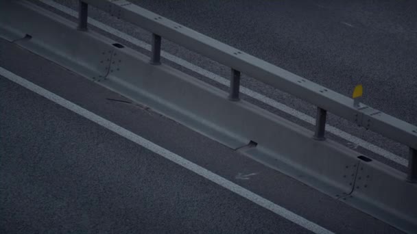 Bilar kör kväll motorväg stora staden drönare skott. Motorvägens moderna krockbarriär. — Stockvideo