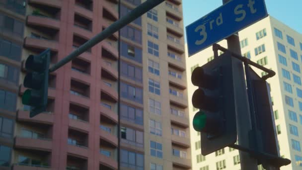 Ver semáforos con número de señal azul calle en edificios altos fondo. — Vídeos de Stock