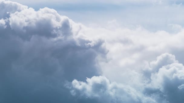 Nuvens inchadas rolando movendo céu azul em luz solar drone tiro. Natureza majestosa. — Vídeo de Stock