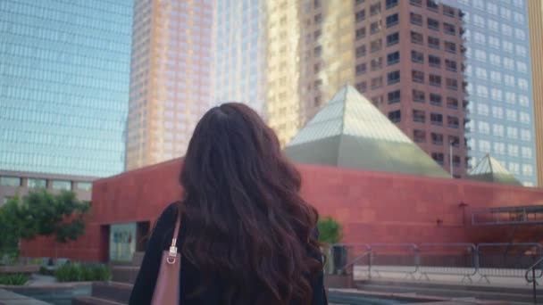 Oigenkännlig brunett med utsikt över skyskrapan. Lady promenad stad gata. — Stockvideo