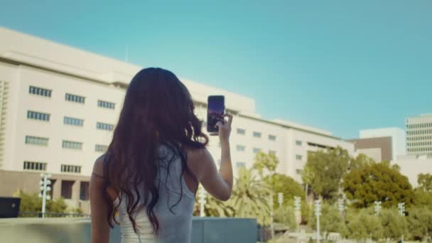 Turystka patrząca przed kamerą robi selfie. Model pozowanie na ulicy miasta. — Wideo stockowe