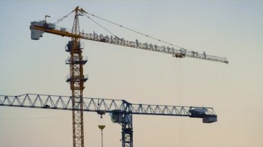 Yüksek binalı vinçler, temiz bir akşam hava aracı atışı. Metropolis Şehir Geliştirme