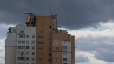 Şehir binasının üzerinde bulutlar uçuşuyor. Uğursuz hava değişimi