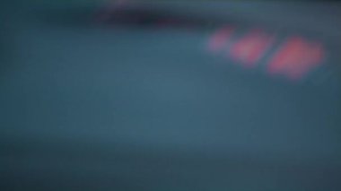 Akşamları farklı otoyol şeritleri olan farklı arabalar. Otoyol çökme bariyeri görünümü.