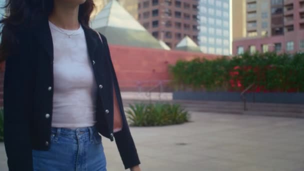Leende flicka koppla av promenader gata på nära håll. Asiatisk kvinna njuta av att titta på stadsbilden — Stockvideo