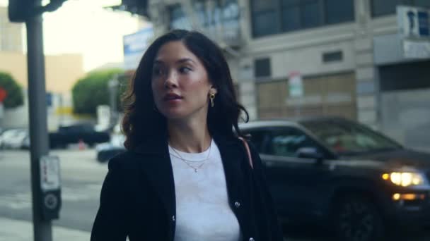 İş kadını, Walk City caddesindeki yakın çekimde eğleniyor. Asyalı kadın kaldırıma çıkıyor. — Stok video