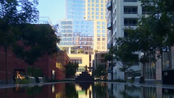Спокійний вид на сучасний міський пейзаж з басейном. Високі будівлі на сонячне світло літній день . — стокове відео