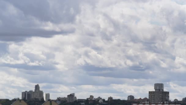 Nuvens suaves movendo-se sobre edifícios área residencial drone tiro. Natureza majestosa — Vídeo de Stock