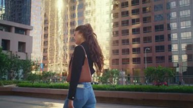 Güzel kız, saç stili yürüyen sokağa dokunuyor. Asyalı bayan Megapolis 'te dinleniyor..