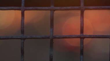 Kapalı kabataslak demir ağı. Bulanık turuncu Bokeh ışıkları akıyor.