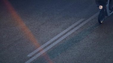 Sabah insansız hava aracında scooter kullanan bir adam. Şehir ulaşımı kavramı.