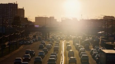 Otobanda trafik sıkışıklığı. Şehir ulaşımı yoğun ve güneşli bir akşamda.