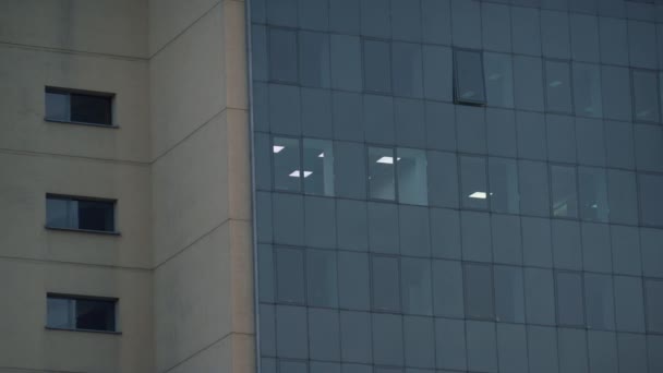 Immeuble de bureaux verre lumière extérieure dans la pièce drone shot. Immobilier centre-ville. — Video