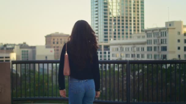 展望台を歩いている無名の若い女性。町を見るスタイリッシュな観光客. — ストック動画