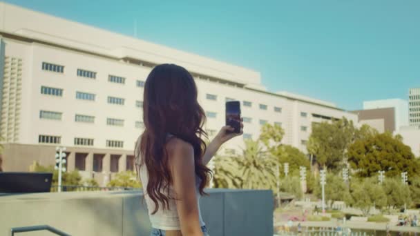 Hübsche Frau macht Selfie in Nahaufnahme. Asiatisches Mädchen fotografiert sich im Sommer selbst. — Stockvideo
