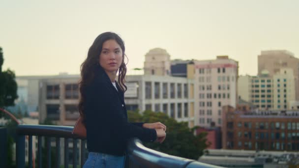 Mooie vrouw die bij de stadsreling staat. Jonge Aziatische toerist op zoek naar de stad. — Stockvideo
