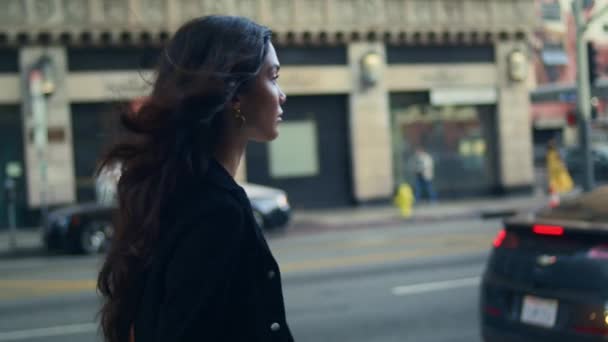 Ένα κορίτσι με αυτοπεποίθηση περπατάει στο δρόμο από κοντά. Ασιάτισσα επιχειρηματίας πηγαίνει στο πεζοδρόμιο — Αρχείο Βίντεο