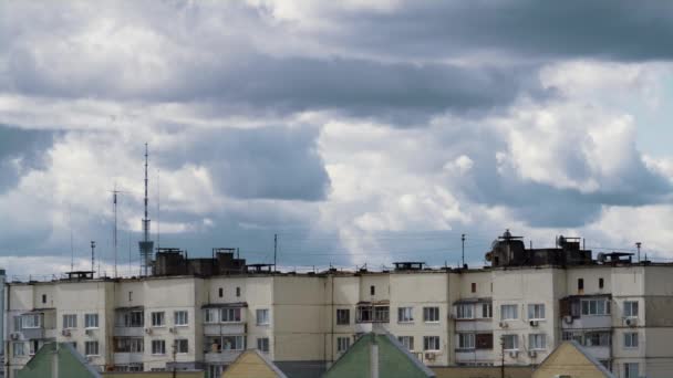 Nubes grises rodando sobre pisos de bloque tiro de dron. Zona residencial antes de la lluvia. — Vídeo de stock