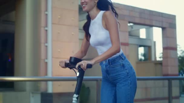 Hermosa chica disfrutando de montar scooter en la calle. Mujer asiática uso eco transporte. — Vídeos de Stock