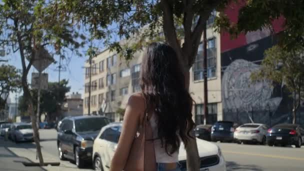 Relaxační dívka prozkoumávající městskou čtvrť. Asijské turista chůze na prázdné ulici. — Stock video