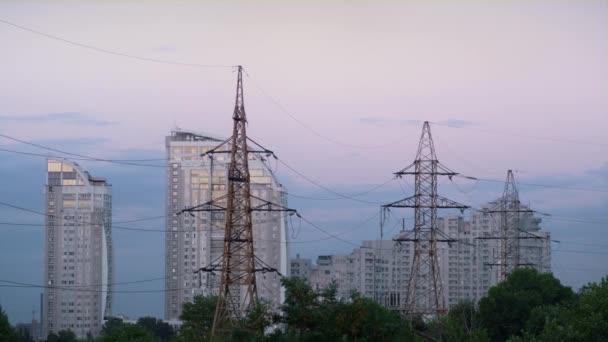 Высоковольтные опоры ЛЭП на вечернем городском пейзаже. Концепция энергетической промышленности. — стоковое видео