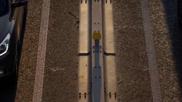 Carros dirigindo rodovia em luz solar manhã drone tiro. Vista da barreira de colisão nas auto-estradas. — Vídeo de Stock