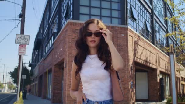 Femme enlever les lunettes de soleil à l'extérieur gros plan. asiatique brunette sourire sur caméra. — Video