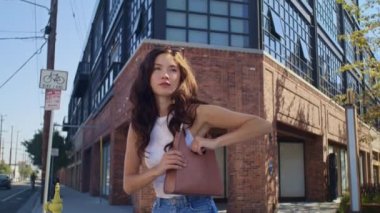 Maske takan kendine güvenen bir kadın. Sorumluluk sahibi kız sağlığına dikkat eder..