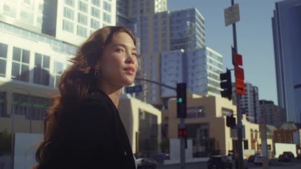 Glückliche Mädchen haben ruhigen Spaziergang am Wochenende Nahaufnahme. Asiatisches Modell geht durch moderne Stadt. — Stockvideo