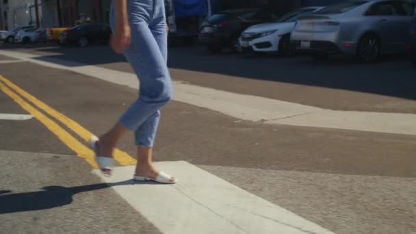 Piernas de mujer desconocidas caminando en el paso de peatones. Chica irreconocible cruzando la carretera. — Vídeo de stock