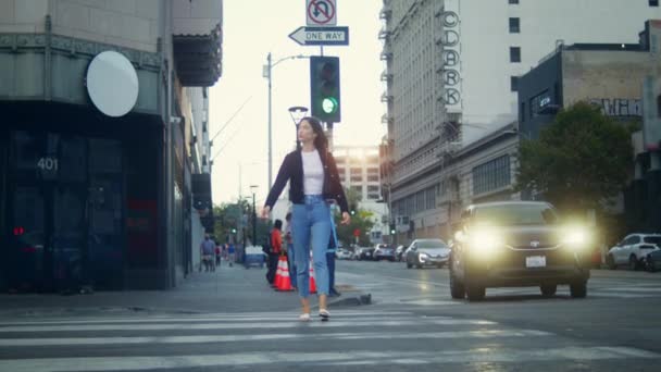 현대 도시의 횡단 보도로 가는 아시아 소녀. 도로변을 횡단하는 관광객 여자. — 비디오