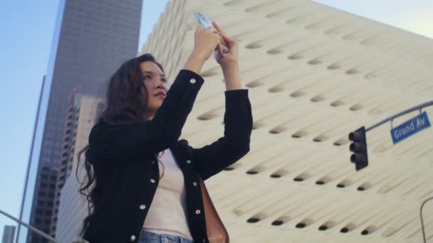 Lány turista, hogy a fotó utcán okostelefon. Vidám ázsiai nő fényképez. — Stock videók