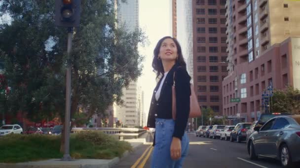 Jovem empresária atravessando a rua da cidade. ásia mulher vai no travessia closeup — Vídeo de Stock