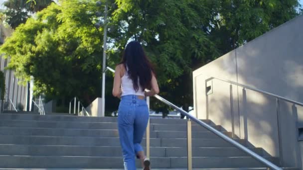 Aktive Frau läuft Treppen hinauf, um Stadtfotos zu machen. Asiatisches Mädchen geht nach oben. — Stockvideo