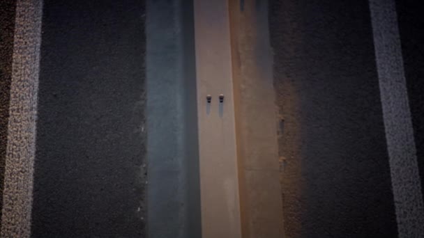 Zbliżenie samochód jazdy autostrady rano. Strzał drona z widoku bariery autostrady. — Wideo stockowe