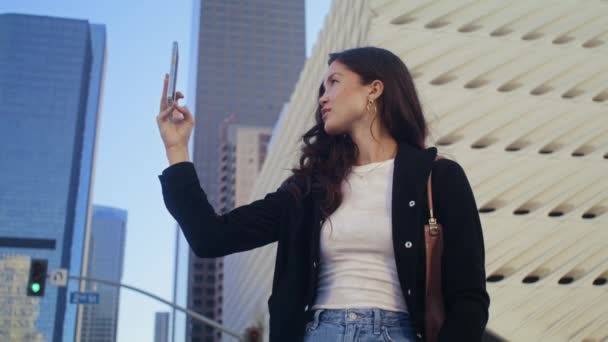 Asiatico signora prendere foto alto urbano edifici utilizzando smartphone da vicino. — Video Stock