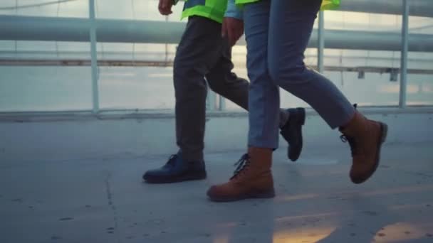 Inżynierowie fabryki nogi chodzenie w nowoczesnej szklarni w zielonym mundurze — Wideo stockowe