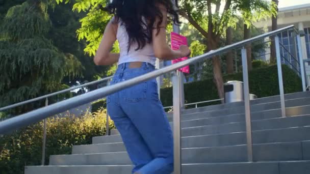 Mooi meisje klimt de trap op om de stad te fotograferen. aziatische vrouw lopen boven. — Stockvideo