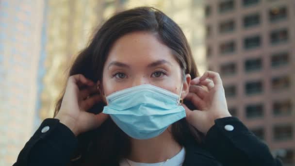 フェイスマスクをしたアジアの少女の肖像画。屋外での安全の健康的な女性のケア. — ストック動画